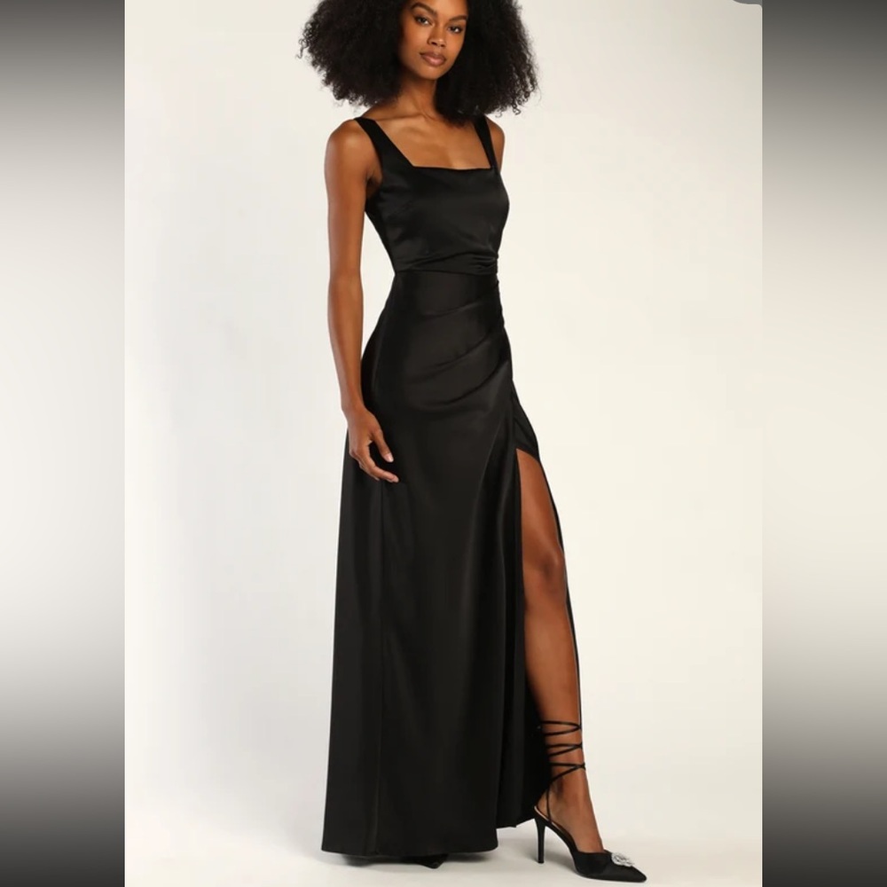 Red Carpet Romance Black Satin
Square Neck Maxi Lulus Dress